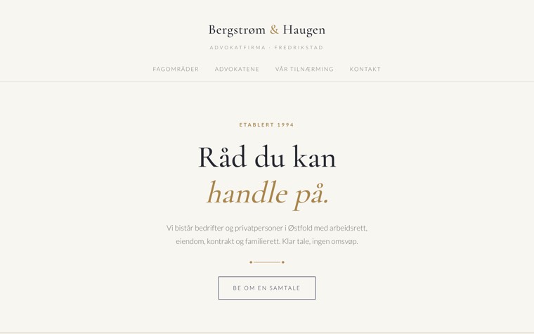 Forsiden til demoen Bergstrøm og Haugen: lys sandfarge, mørk antikva og messingdetaljer.
