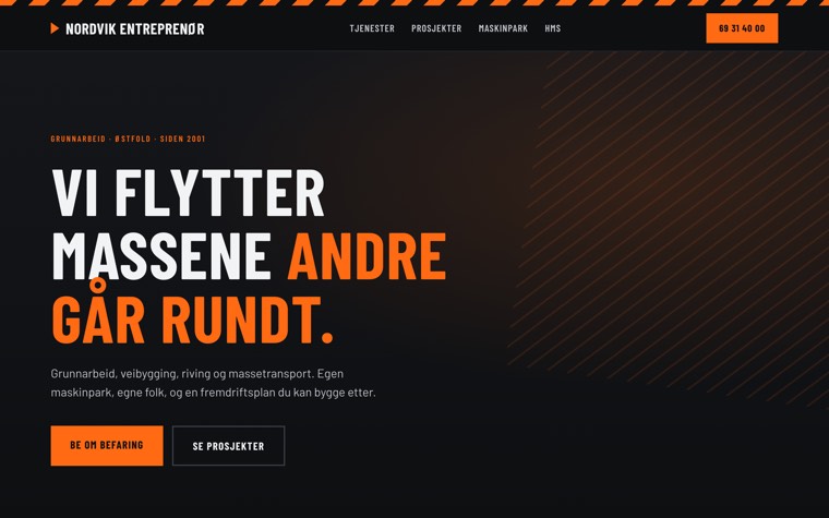 Forsiden til demoen Nordvik Entreprenør: mørk bakgrunn, oransje varselstriper og store versaler.