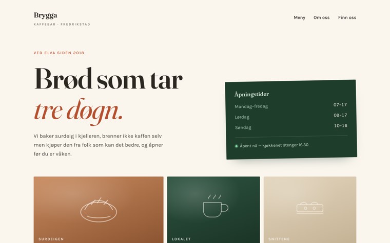 Forsiden til demoen Brygga Kaffebar: kremfarget flate, grønn antikva og en skjev kortflate med åpningstider.